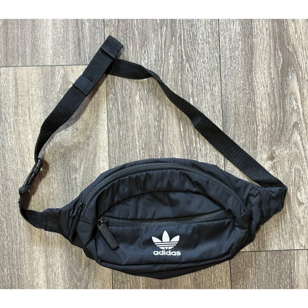 ADIDAS BLACK FANNY PACK BELT BAG ZIPPER POCKETS LOGO LIGHTWEIGHT SPORT TRAVEL